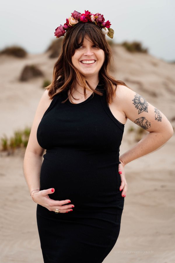 femme enceinte avec couronne de fleurs sur la plage à Montpellier