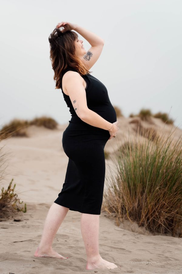 femme enceinte avec robe noire sur la plage en Hérault