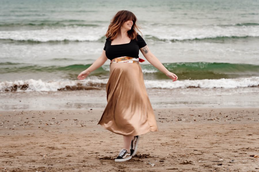 Photo de grossesse en hiver à la plage