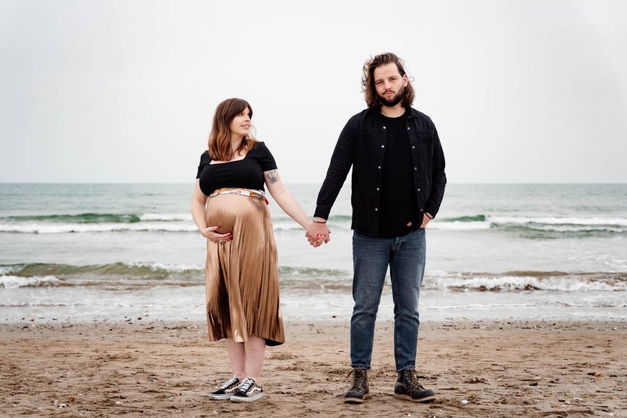 couple sur la plage grossesse Montpellier